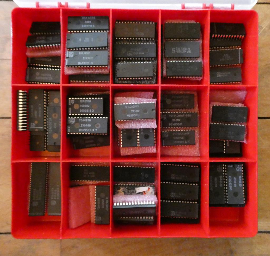 Assortiment doos met 75 Vintage Retro Audio VIdeo onderdelen, Ophalen of Verzenden, Nieuw