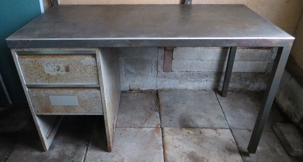Industrieel vintage bureau. Kantoorbureau metaal. Opknapper, Huis en Inrichting, Bureaus, Ophalen, Gebruikt, 135 cm, Met lades