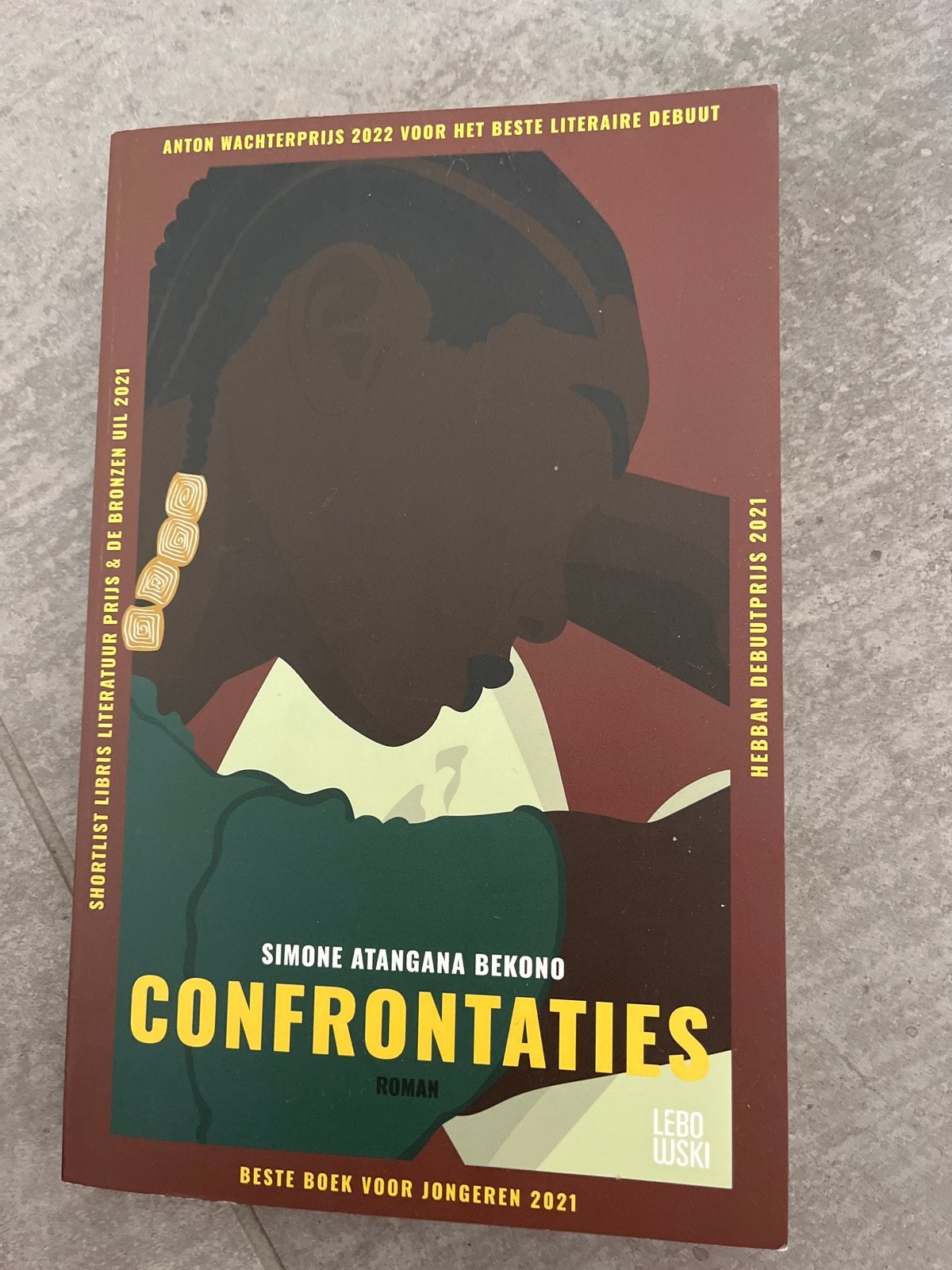 Confrontaties - Simone Atangana Bekono (Roman), Ophalen of Verzenden, Zo goed als nieuw, Nederland