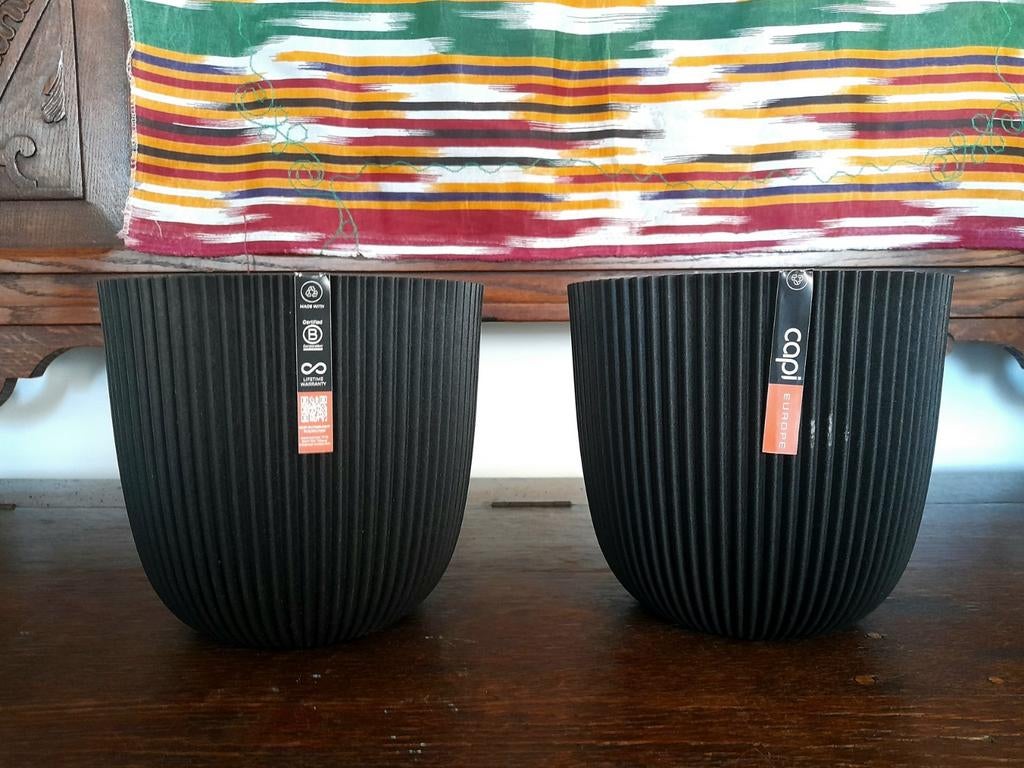 2 nieuwe identieke zwarte Capi bloempotten Groove Made With, Kunststof, Rond, Ophalen of Verzenden, Binnen