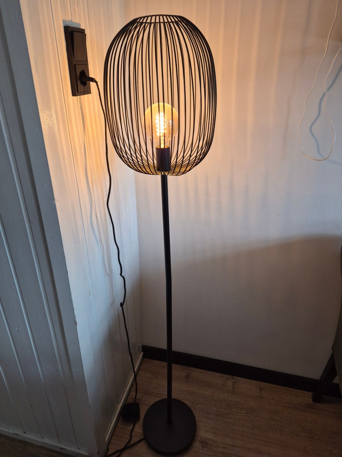 Zwarte vloerlamp met voetschakelaar, Ophalen, Gebruikt, E27 (groot), Metaal