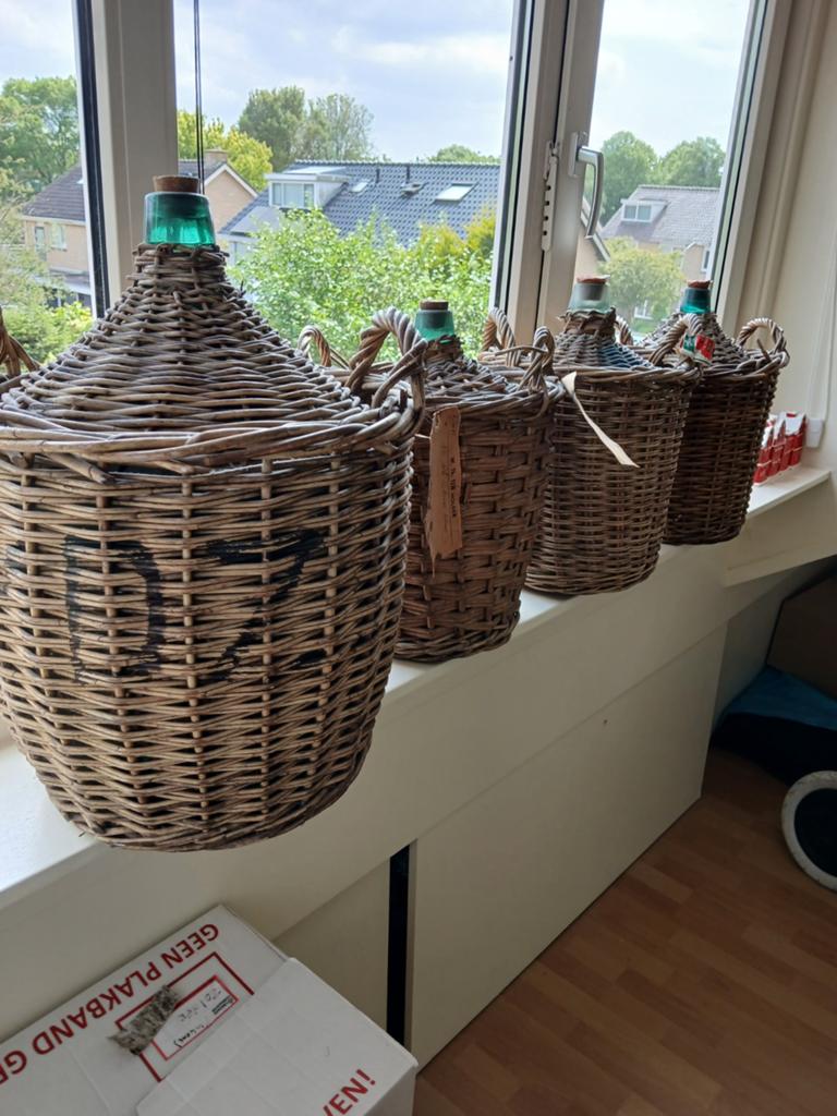 4 prachtige Vintage Mandflessen, Ophalen