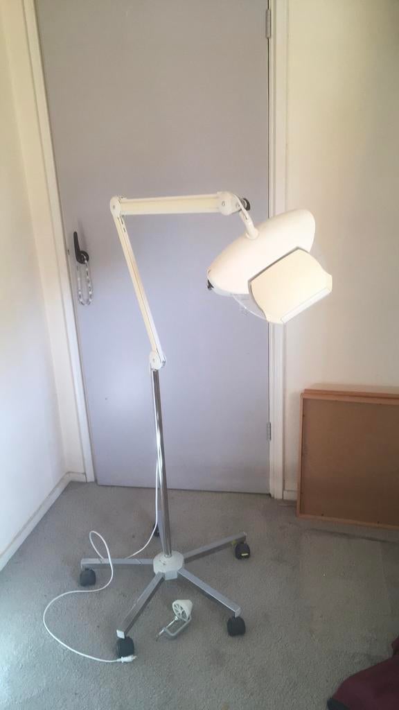 Te koop staande loeplamp, Hobby en Vrije tijd, Vergrootglazen, Loepen en Loeplampen, Ophalen of Verzenden, Zo goed als nieuw, Loeplamp
