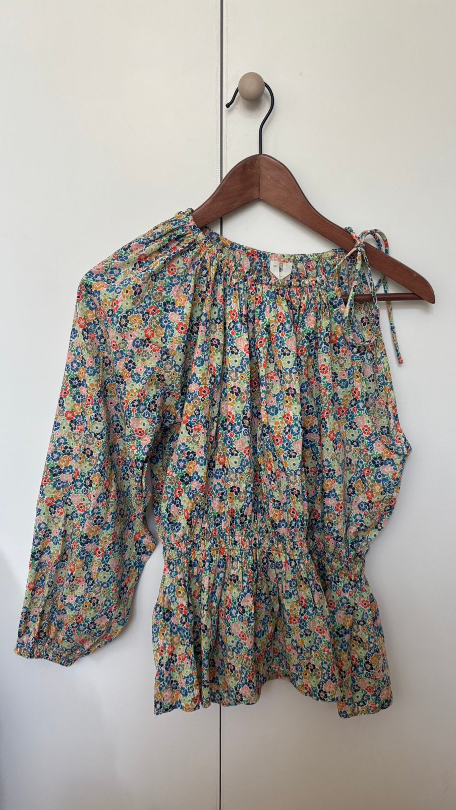 ARKET blouse shirt top S bloemen asymmetrisch zomer vrolijk, Kleding | Dames, Verzenden, Zo goed als nieuw, Maat 38/40 (M), Korte mouw