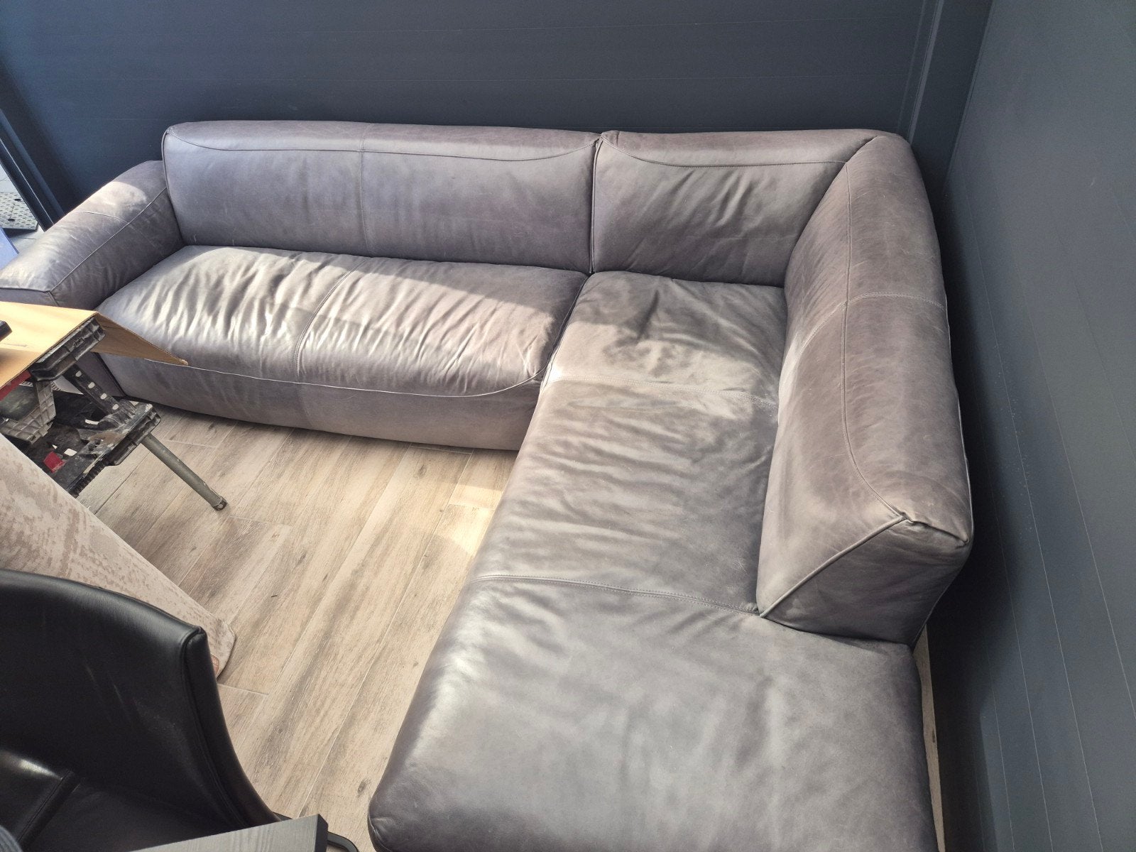 Grijze leren hoekbank - Zo goed als nieuw, Huis en Inrichting, Ophalen, 250 tot 300 cm, 100 tot 125 cm, Hoekbank