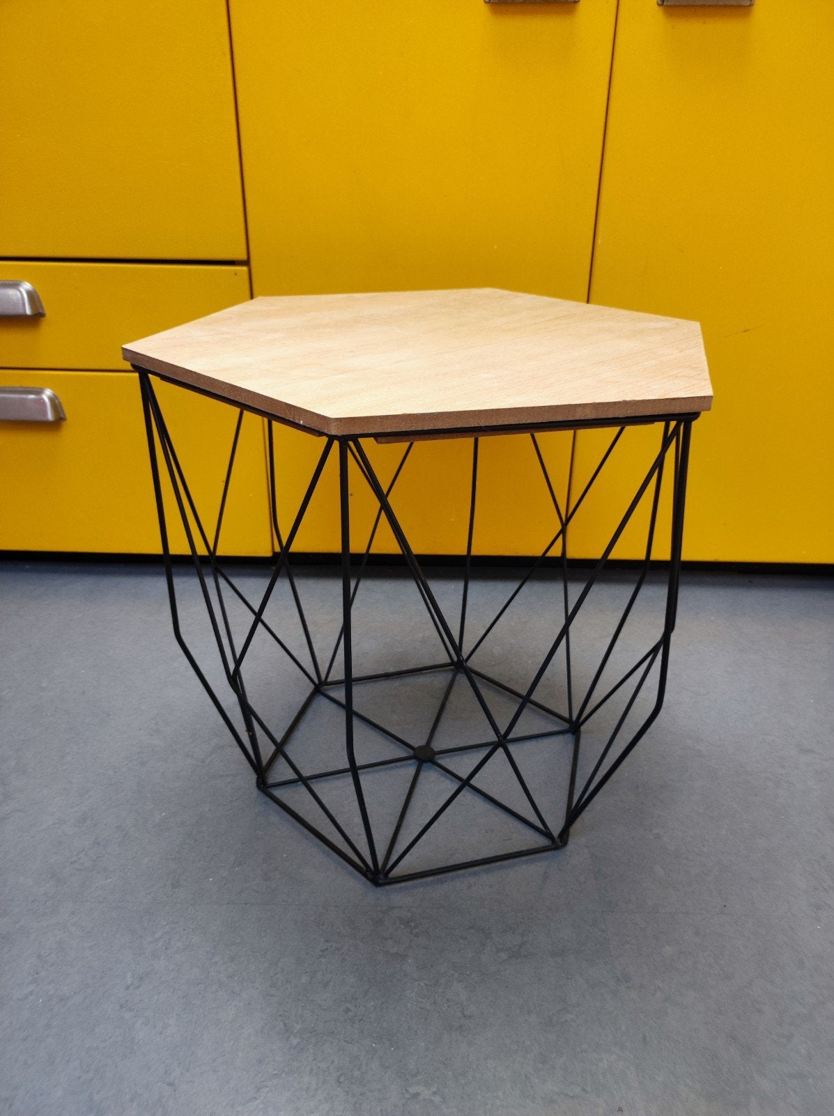 Draadmand met blad, Huis en Inrichting, Tafels | Bijzettafels, Ophalen, Rond, Minder dan 55 cm, 45 tot 60 cm
