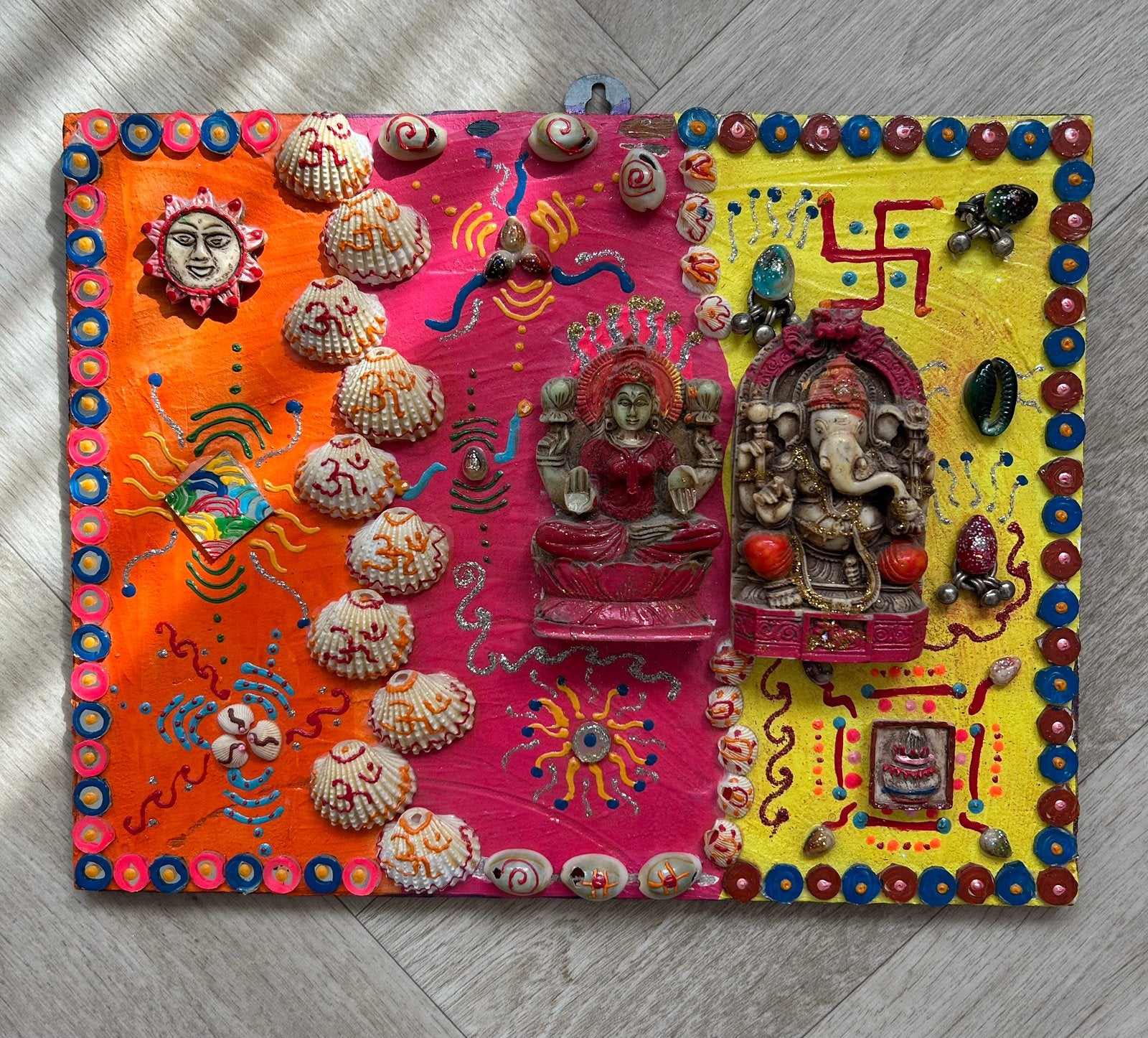 Uniek kunstwerkje India., Schilderij, Hout, Meerkleurig, Ophalen of Verzenden