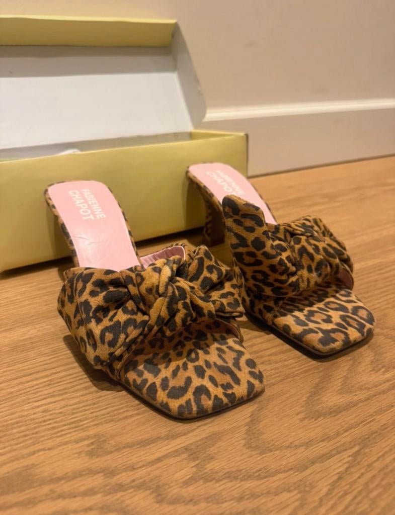 Fabienne Chapot panterprint hakken - Nieuw, maat 40, Ophalen of Verzenden, Nieuw, Bruin, Pumps