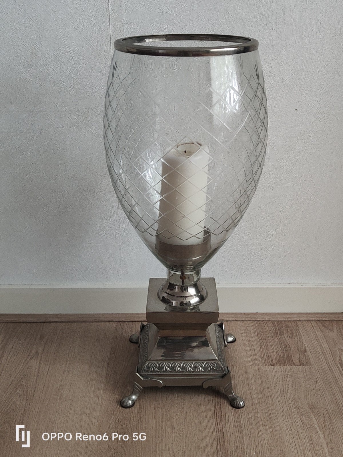 Grote glazen windlicht met metalen voet, Windlicht, Gebruikt, Ophalen of Verzenden, Glas