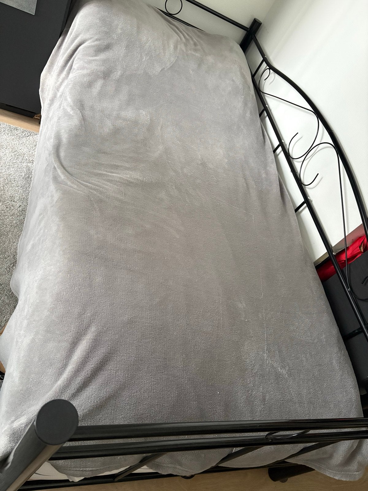 Eenpersoonsbed met metalen frame, Huis en Inrichting, Slaapkamer | Bedden, Ophalen, Gebruikt, 90 cm, Eenpersoons