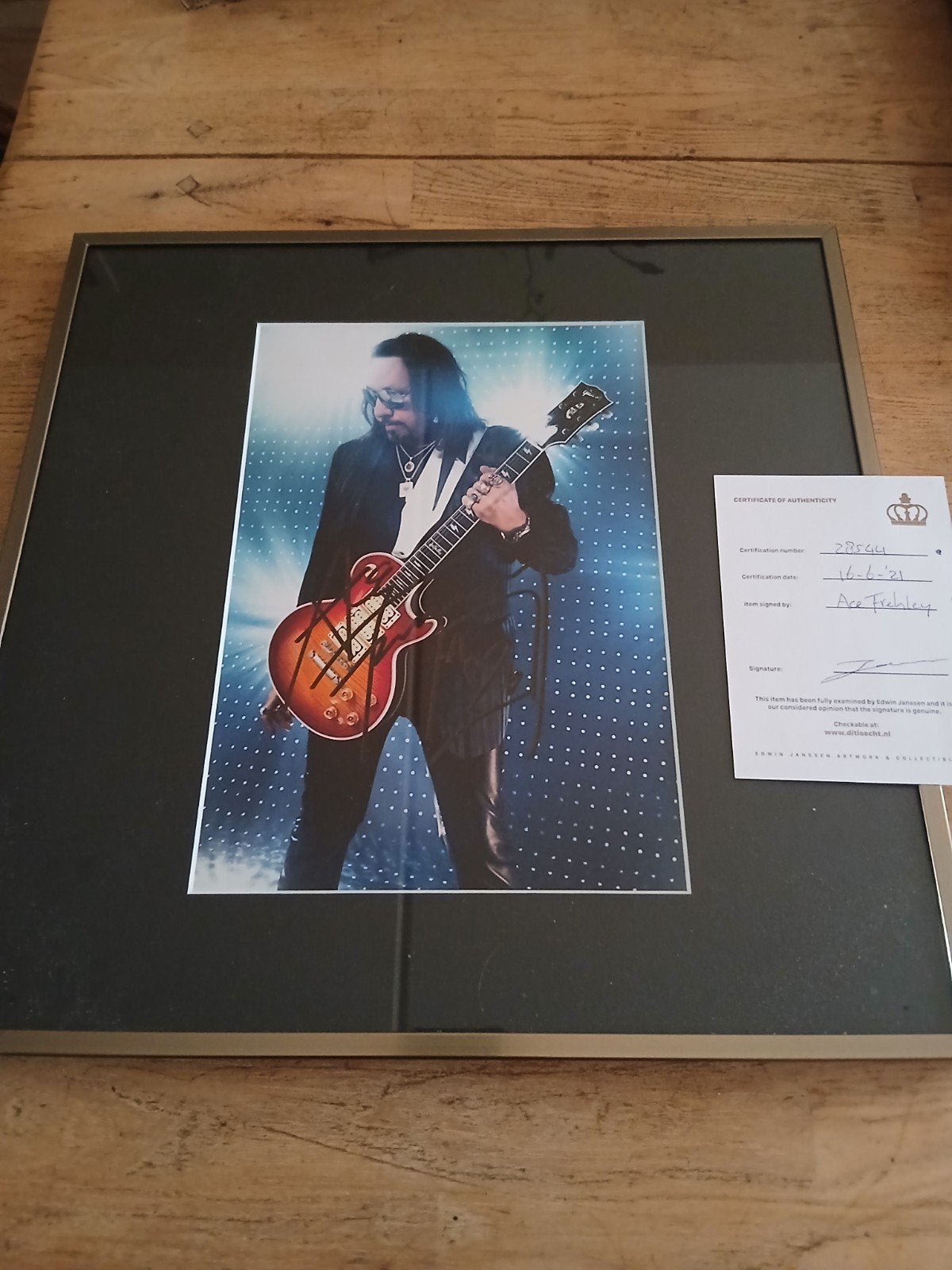 Gesigneerde Ace Frehley foto met echtheidscertificaat, Ophalen, Zo goed als nieuw, Foto of Kaart, Gesigneerd