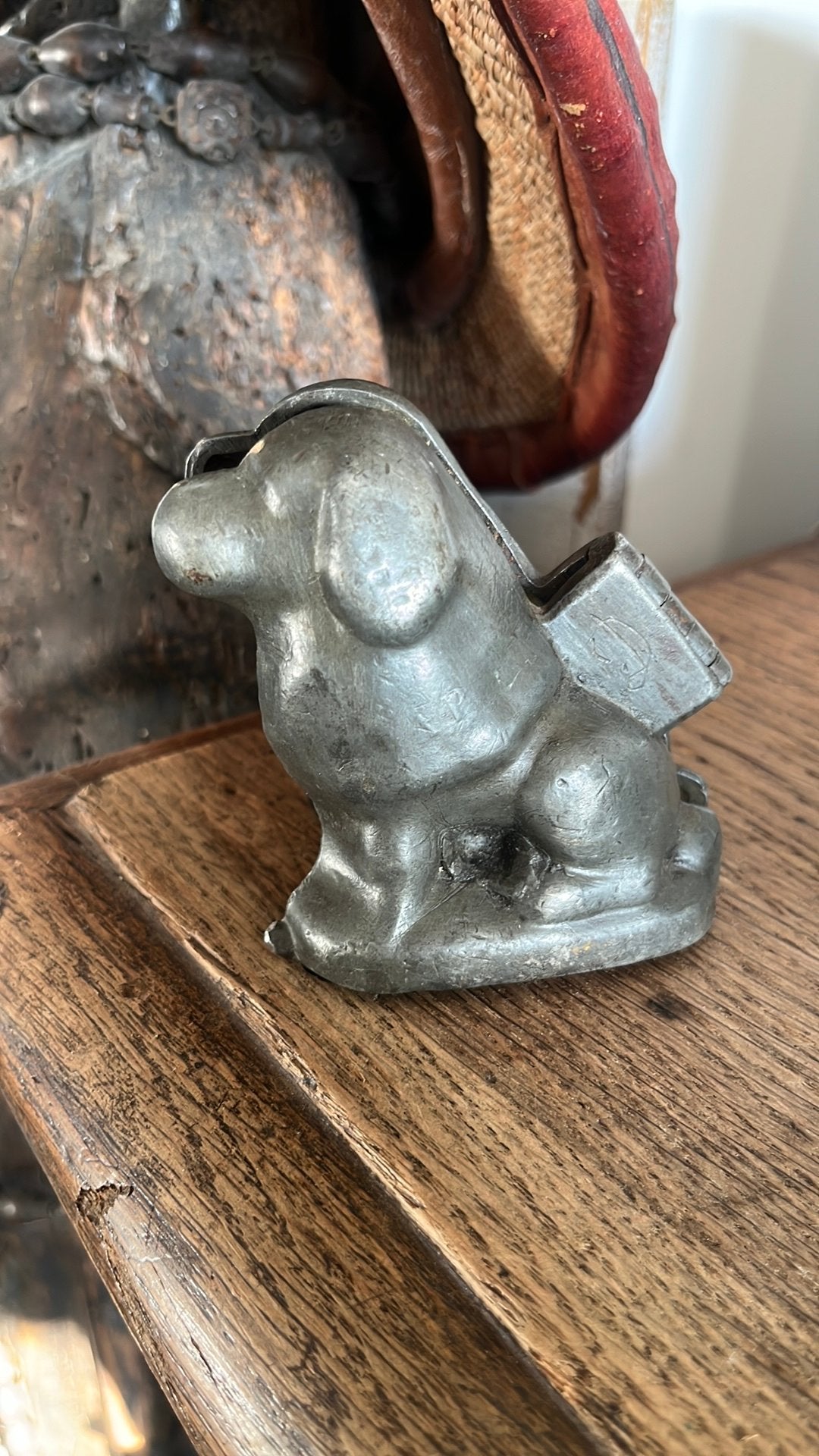 Oude tinnen chocolade of marsepein mal in de vorm van Hond, Ophalen of Verzenden