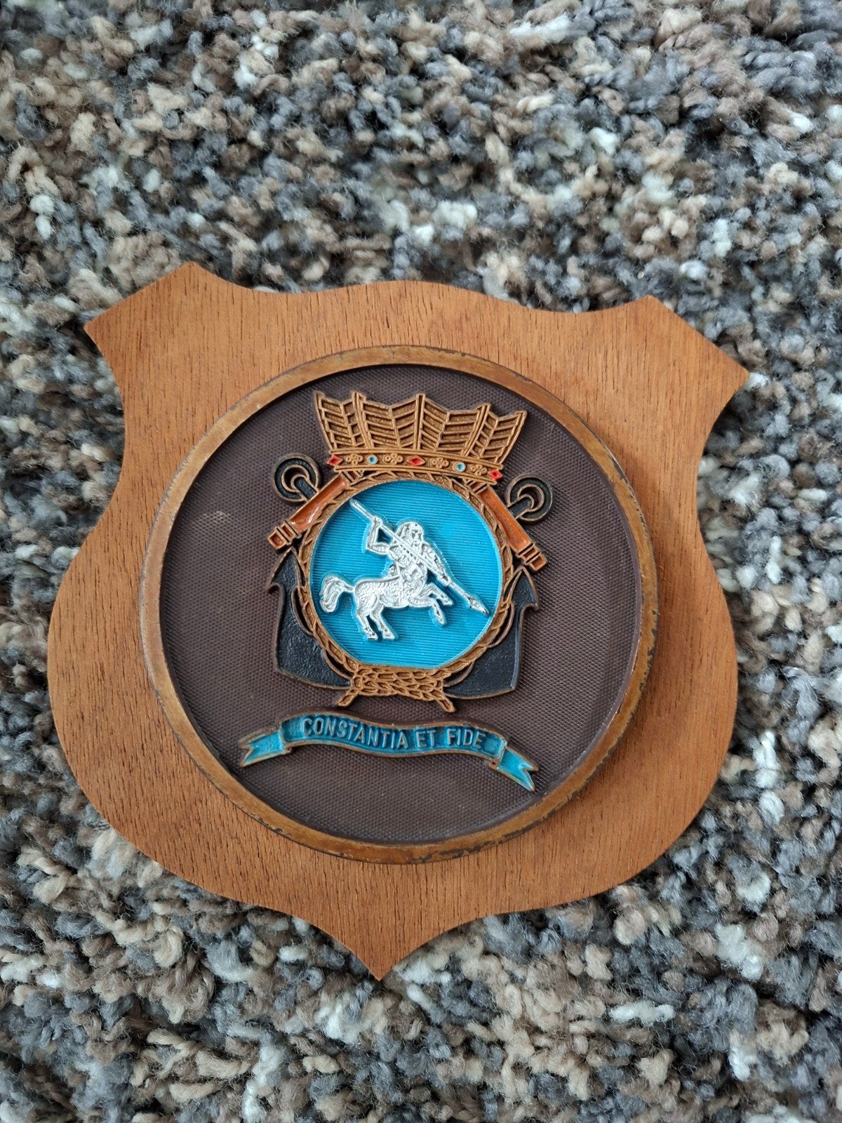 Wapenschild met embleem 'Constantia et Fide' (KM/ Marine), Verzamelen, Ophalen of Verzenden, Marine, Nederland, Embleem of Badge