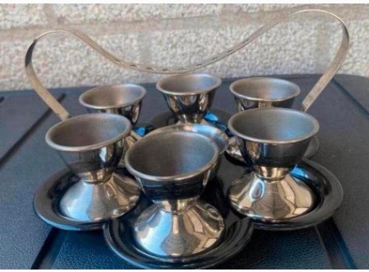 Rekje: 6 metalen eierdopjes/zoutvaatje op dienblaadje.D17 cm, Overige materialen, Overige typen, Ophalen of Verzenden, Zo goed als nieuw
