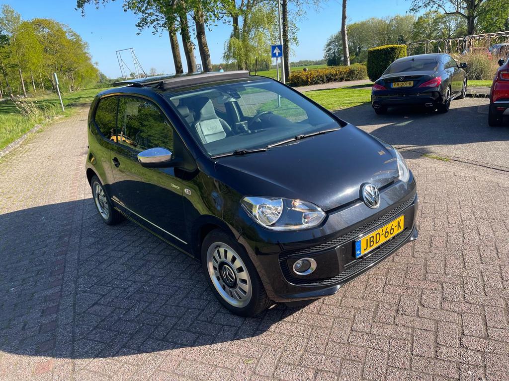 Volkswagen up black edition 75PK panoramadak, Auto's, Euro 5, 74 pk, 4 stoelen, Zwart