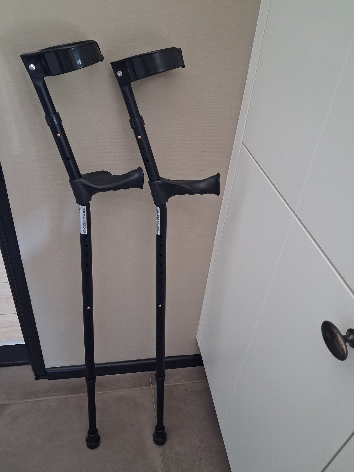 te koop bijna nieuwe krukken ( speciale handvaten), Diversen, Loopkrukken, Ophalen, Zo goed als nieuw