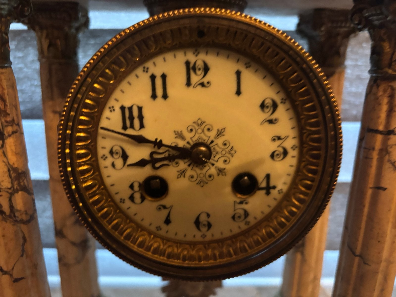 Antieke marmeren pendule met bronzen leeuw en vazen, Antiek en Kunst, Ophalen