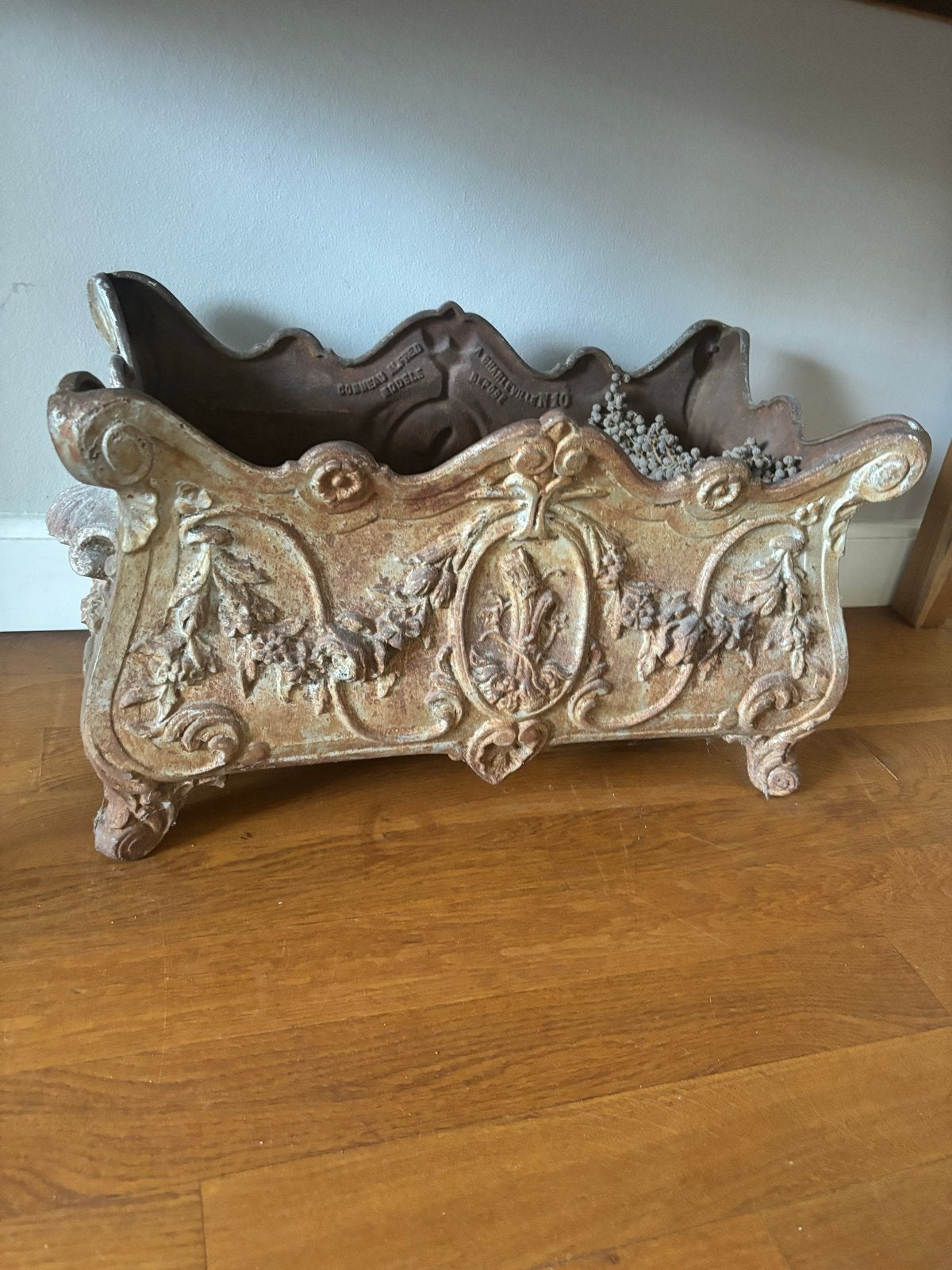 Antieke gietijzeren plantenbak met decoratieve details, Antiek en Kunst, Ophalen