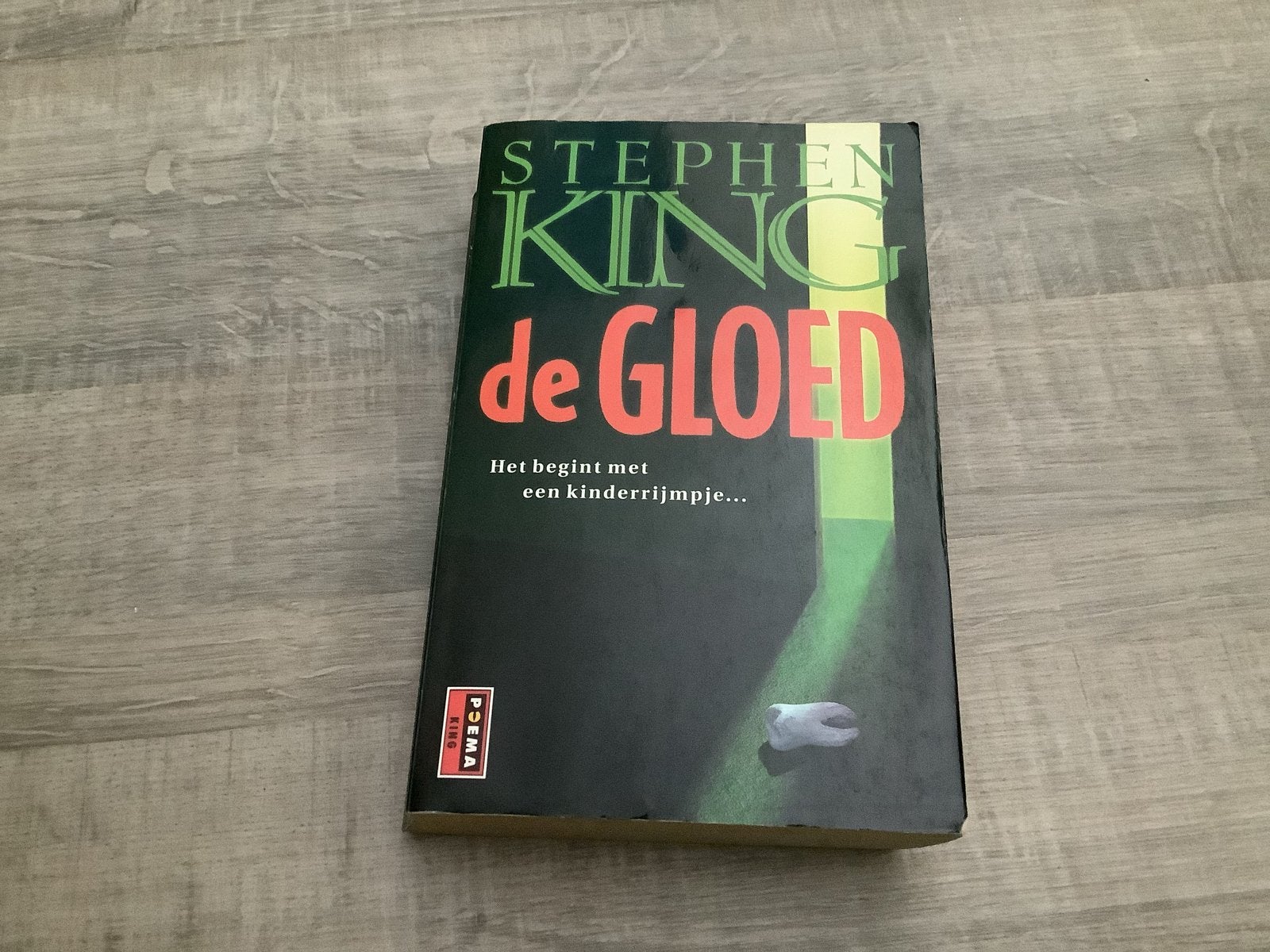 Stephen King - De Gloed (Poema Pocket), Boeken, Thrillers, Gelezen, Nederland, Ophalen of Verzenden