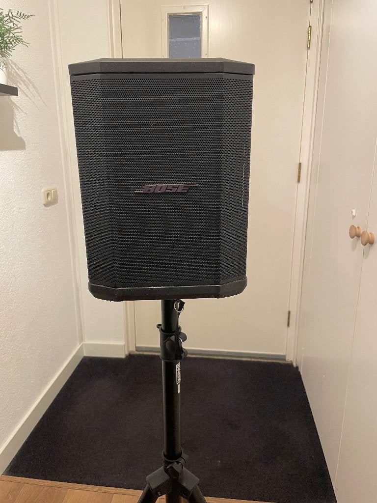 Foto 3 van Bose S1 Pro met standaard
