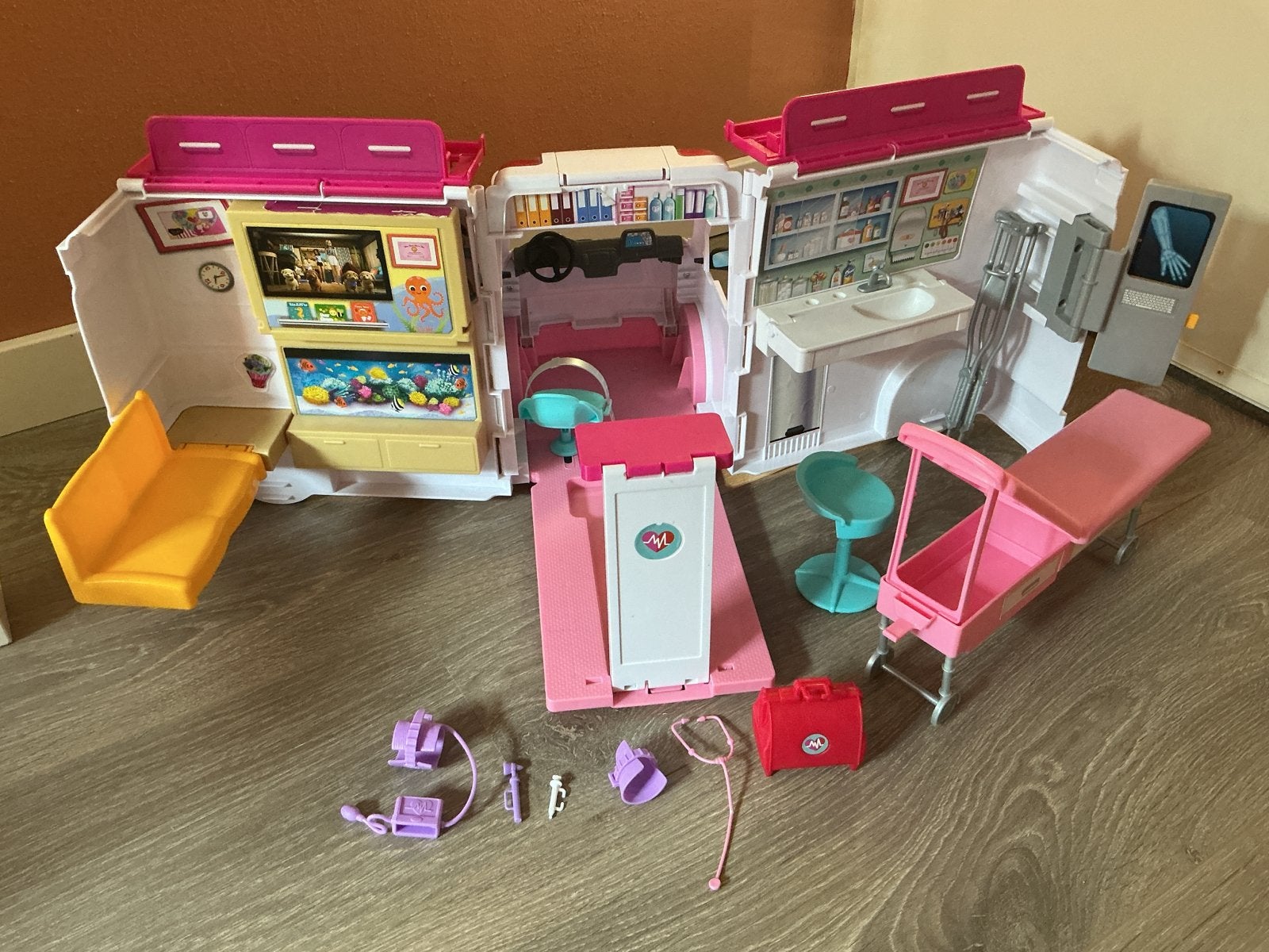 Barbie Ambulance Speelset met Accessoires, Kinderen en Baby's, Speelgoed | Speelgoedvoertuigen, Zo goed als nieuw, Ophalen of Verzenden