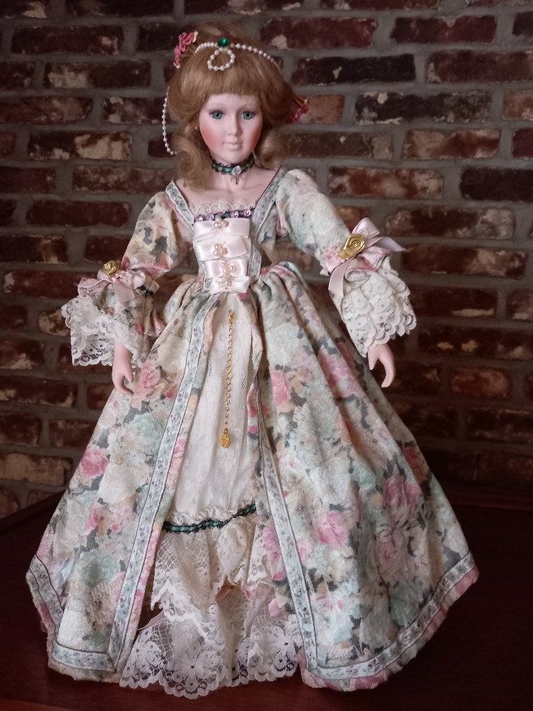 Prachtige vintage pop met barok kleding, Ophalen, Zo goed als nieuw, Pop