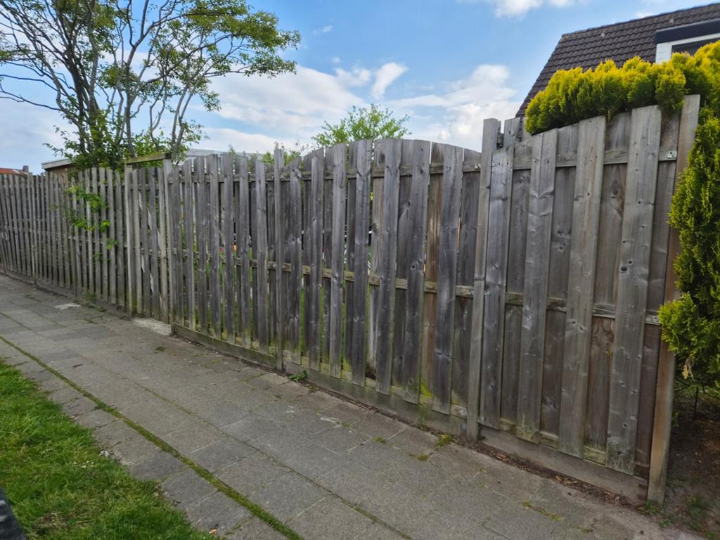 22 meter gebruikte schutting met 2 deuren, Tuin en Terras, Schuttingen, 6 meter of meer, Ophalen of Verzenden, Hout, 1 tot 2 meter