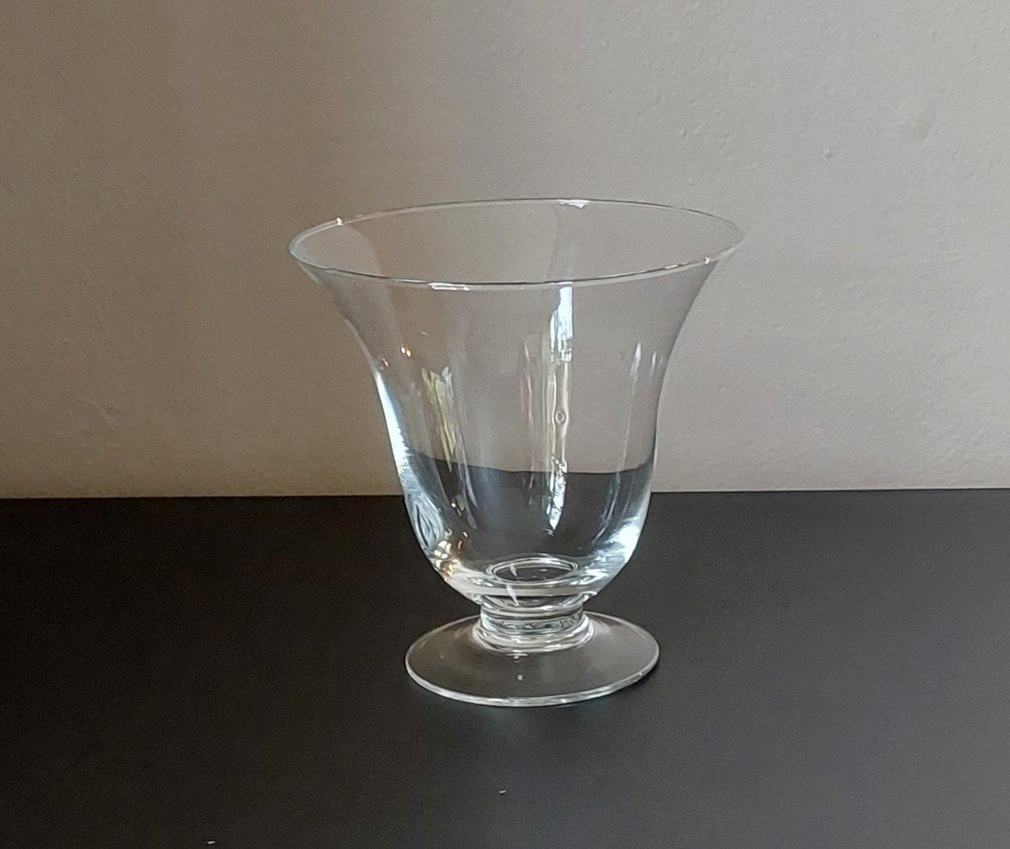 Elegante glazen vaas op voet, Huis en Inrichting, Woonaccessoires | Vazen, Ophalen, Op voet, Transparant, 15 cm