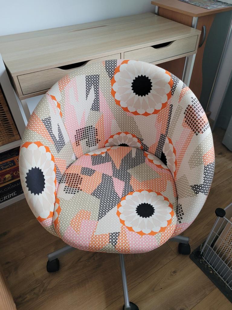 IKEA SKRUVSTA Kuipstoel in bijzondere kleur, Huis en Inrichting, Stoelen, Ophalen, Gebruikt, Modern, Speels, Overige kleuren