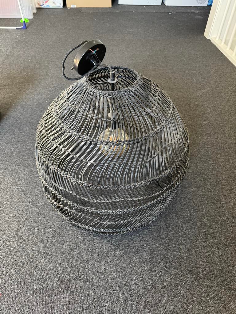 Grote rotan hanglamp - Zwart, modern design, Ophalen of Verzenden, Zo goed als nieuw, Overige materialen, 50 tot 75 cm