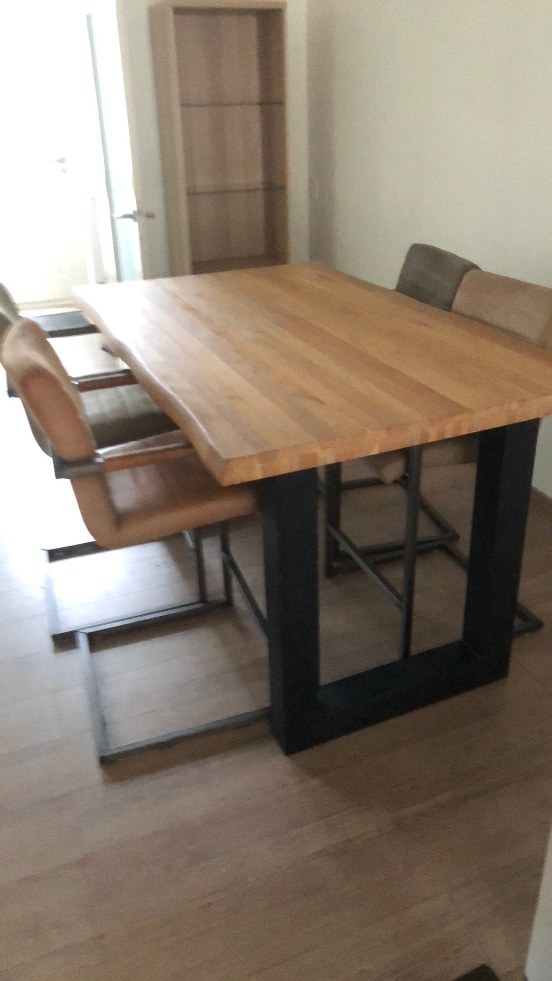 Massief eiken tafel met metalr onderstel en 4 stoelen, 100 tot 150 cm, Eikenhout, Zo goed als nieuw, Vier personen