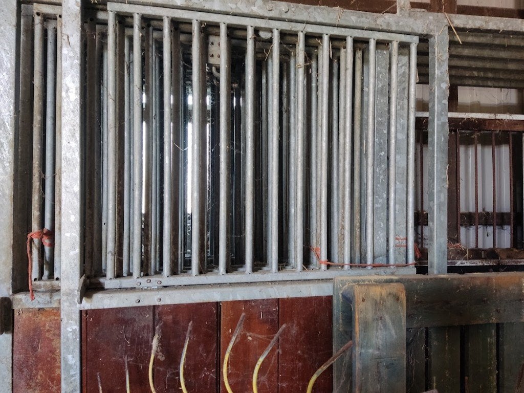 box wanden, schuif deuren, voer bakken, Dieren en Toebehoren