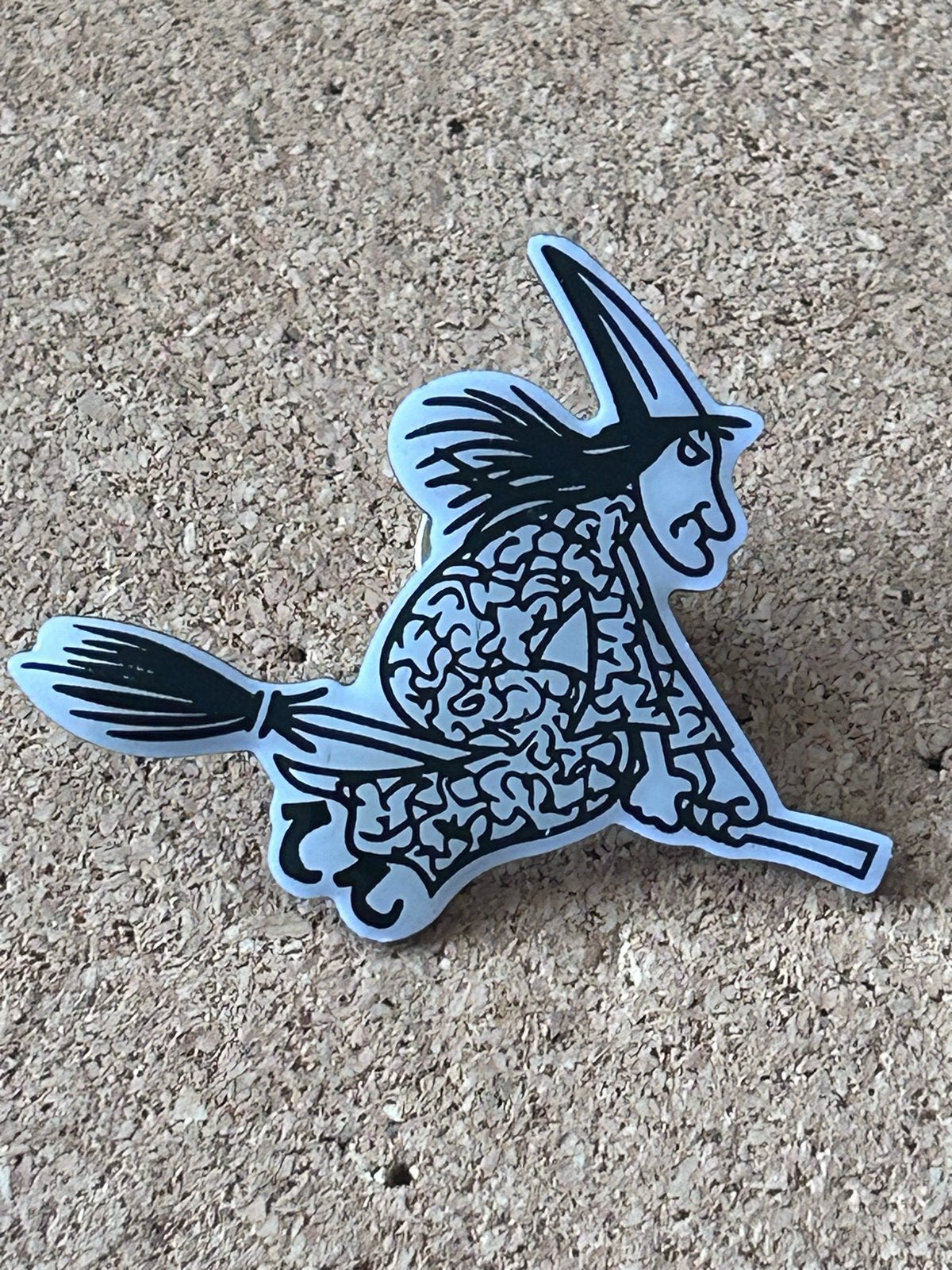 Heks op bezem pin - Halloween / Carnaval, Verzamelen, Ophalen of Verzenden, Gebruikt, Figuurtje, Speldje of Pin
