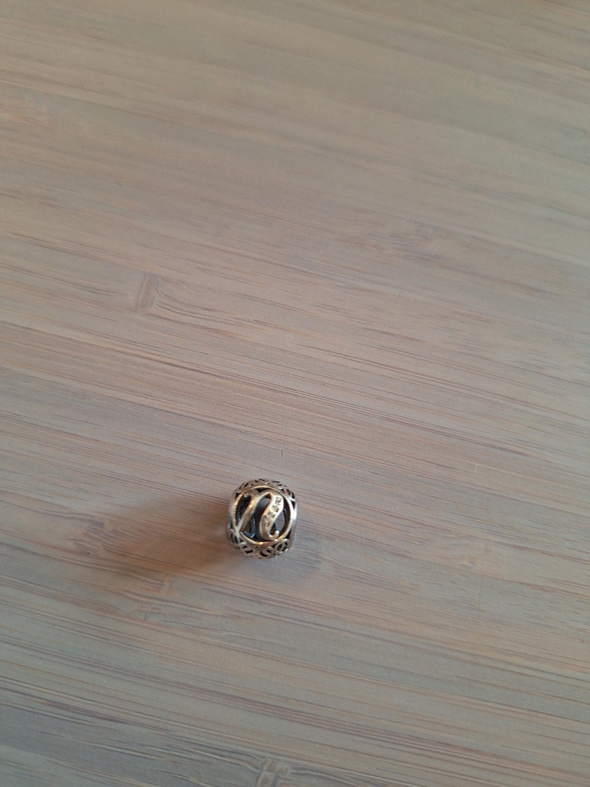 Pandora zilveren bedel met open bewerking en letter 'N', Sieraden, Tassen en Uiterlijk, Bedels, Gebruikt, Pandora, Ophalen of Verzenden