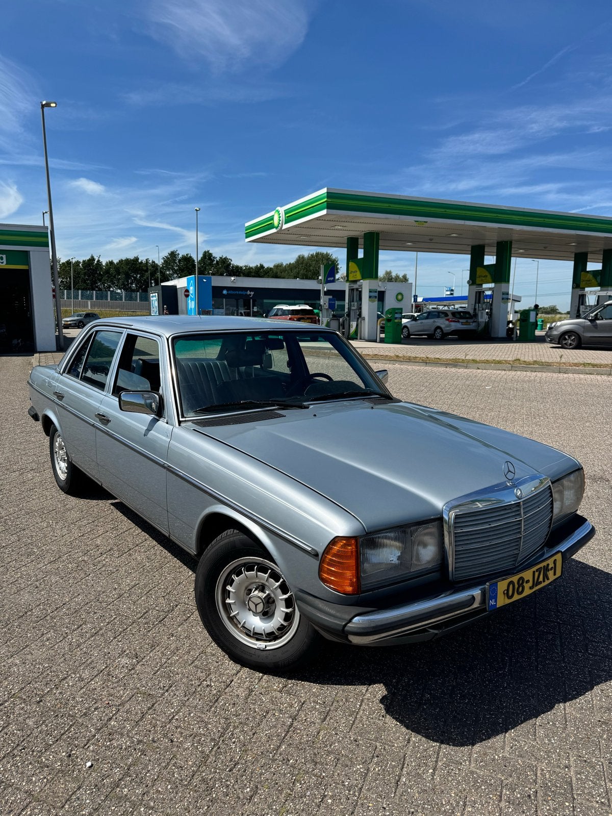 Mercedes 230E automaat 1982 zilverblauw, Auto's, 1370 kg, 4 cilinders, Leder, Particulier