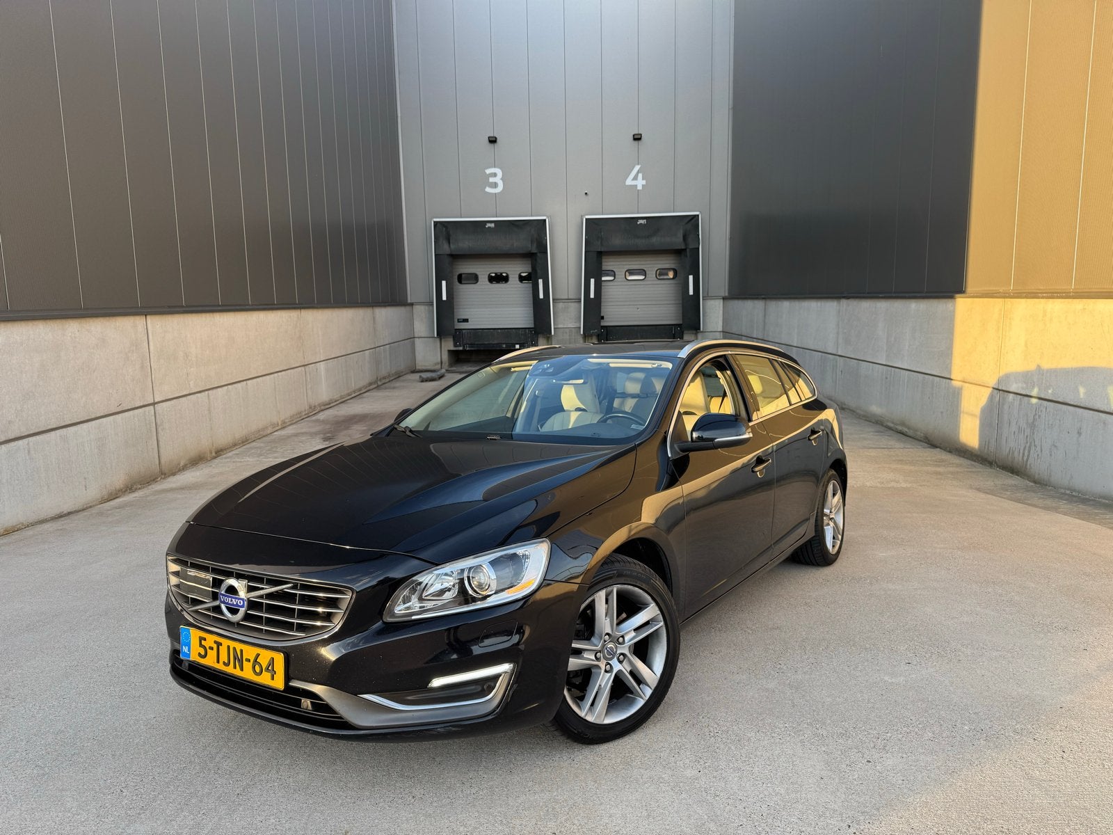 Volvo V60 D4 Summun 181pk Geartronic 2014 Zwart Dealer Ondh, Auto's, 1502 kg, 1800 kg, 4 cilinders, Zwart