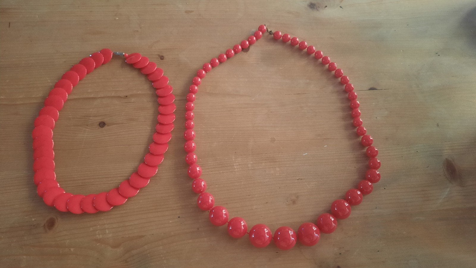2 Rode Kettingen - Vintage Stijl, Ophalen of Verzenden, Gebruikt, Rood, Kunststof
