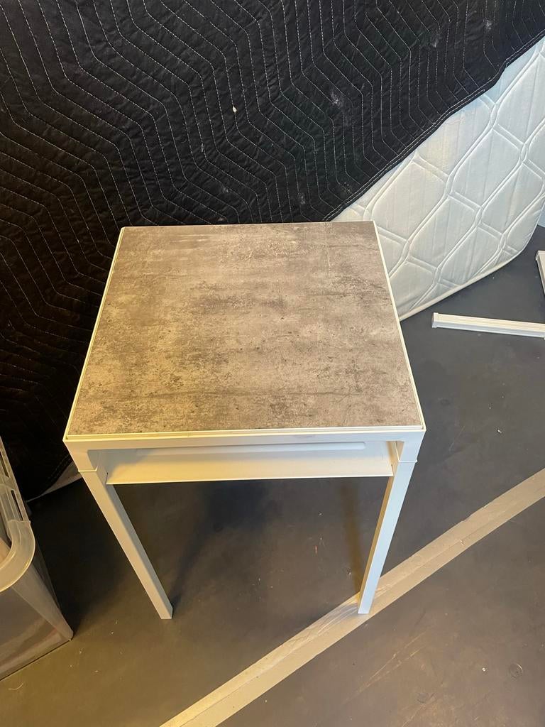Modern bijzettafeltje met betonlook blad, Huis en Inrichting, Tafels | Bijzettafels, Gebruikt, Vierkant, Minder dan 45 cm, Minder dan 55 cm