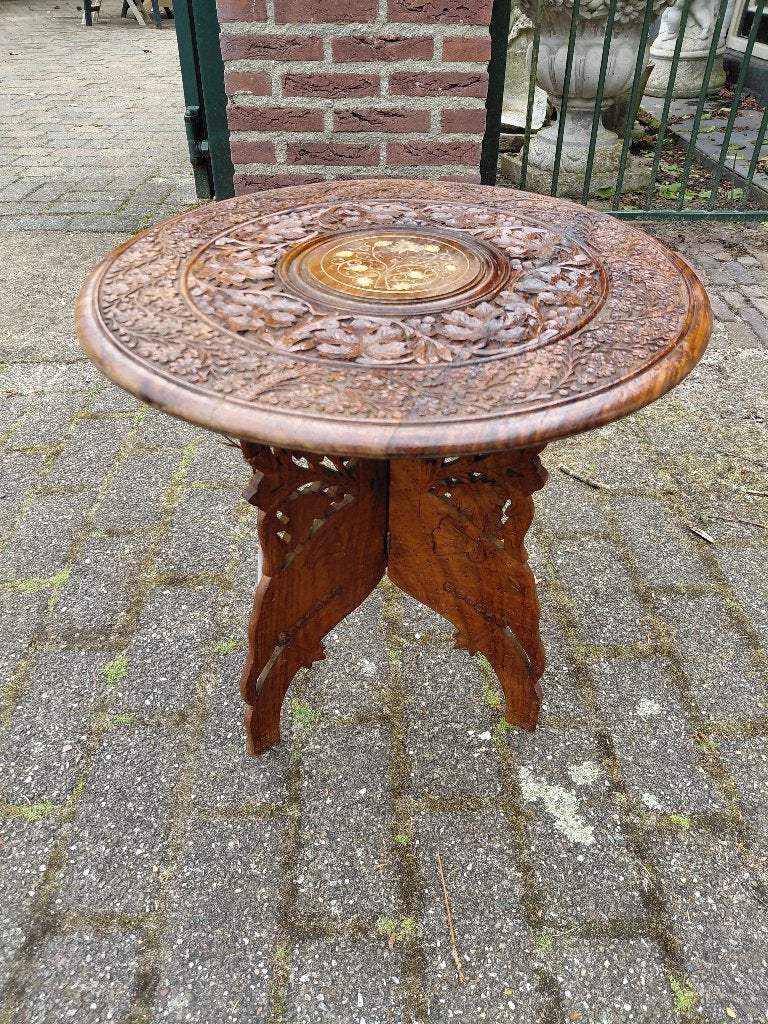 Oosters bijzettafeltje met snijwerk en inlegwerk., Ophalen of Verzenden