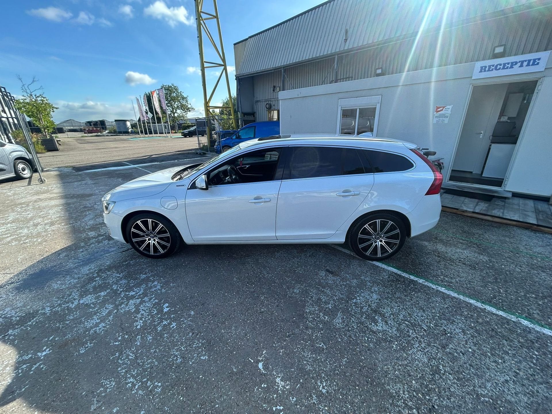 Volvo V60 2.4 D6 Twin Engine R-Design, Auto's, Automaat, Euro 6, Wit, Vierwielaandrijving
