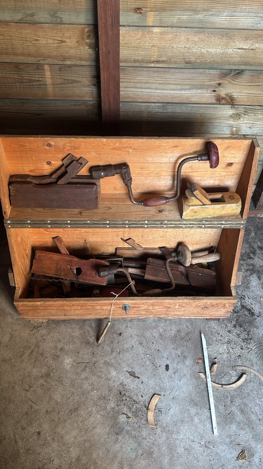 Antiek gereedschap met diverse handgereedschappen, Ophalen