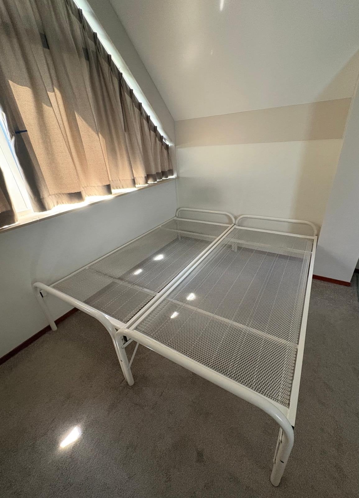 Uitschuifbaar bed / logeerbed - wit metaal, Huis en Inrichting, Slaapkamer | Bedden, Ophalen, Wit, Tweepersoons, 80 cm