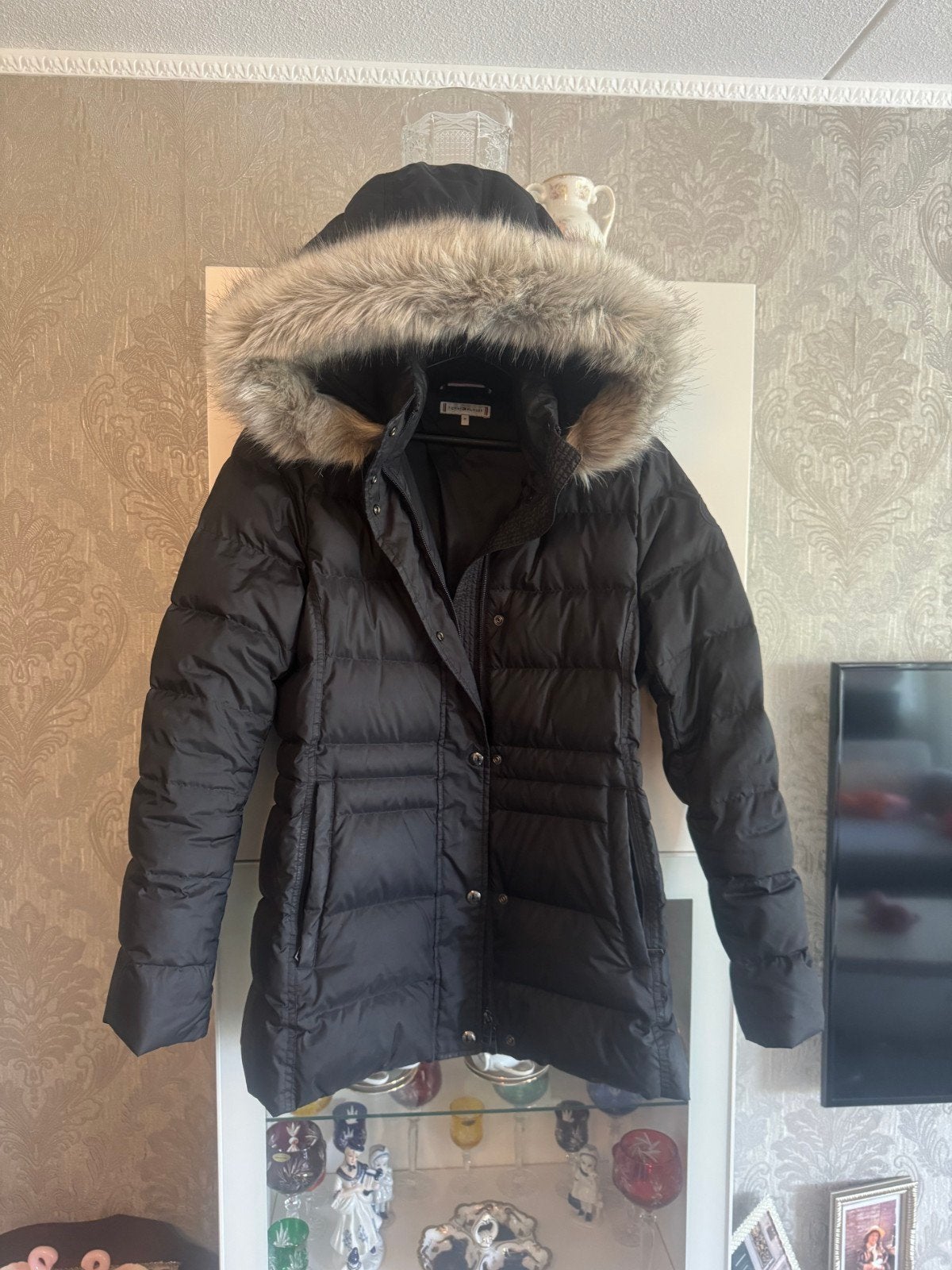 Tommy Hilfiger jas met bontkraag, maat M, Kleding | Dames, Jassen | Winter, Maat 38/40 (M), Zwart, Ophalen of Verzenden, Gedragen
