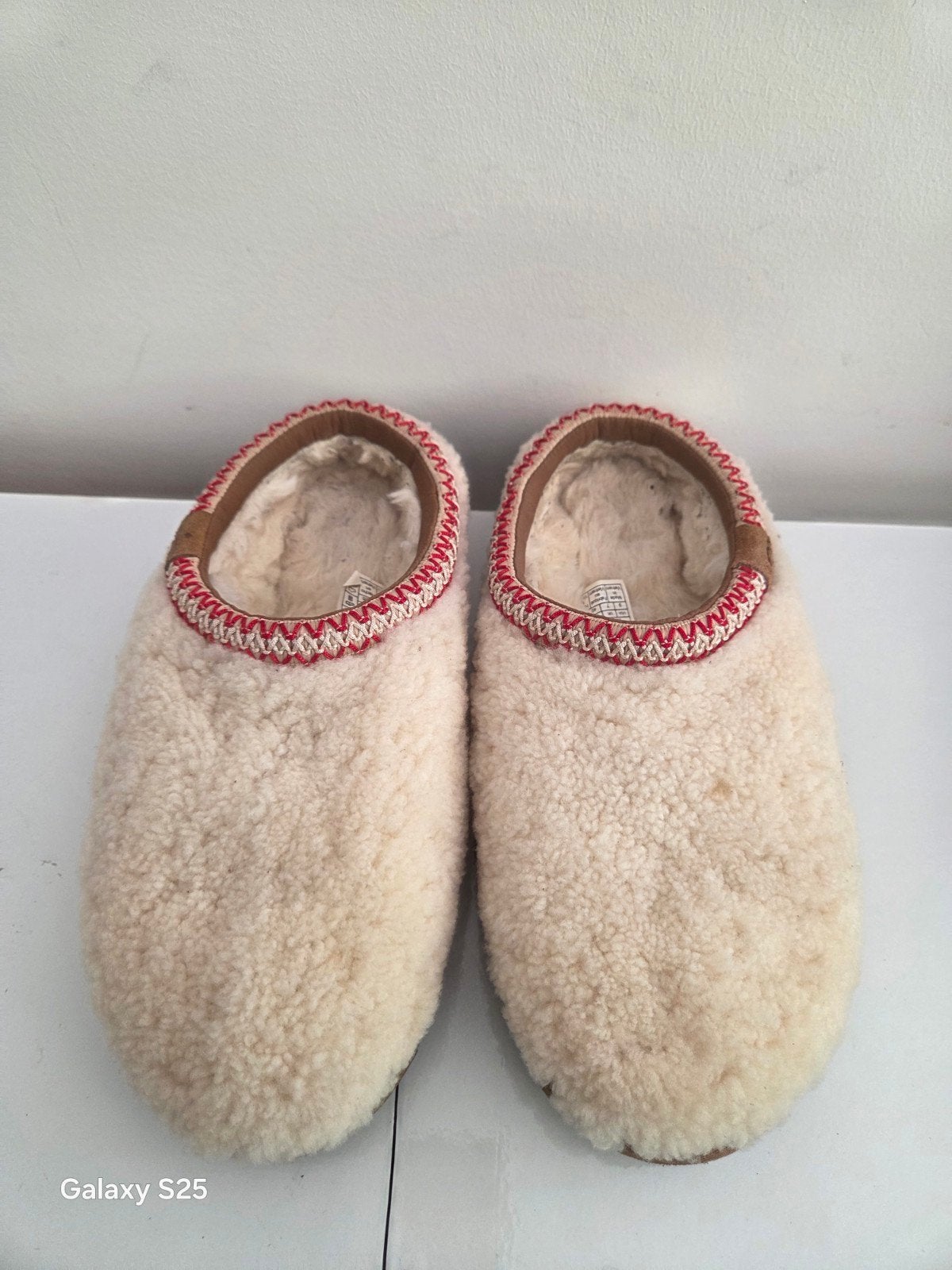 Ugg Tasman Maxi Curly Pantoffels - Zo goed als nieuw, Ugg tasman, Beige, Ophalen of Verzenden, Zo goed als nieuw