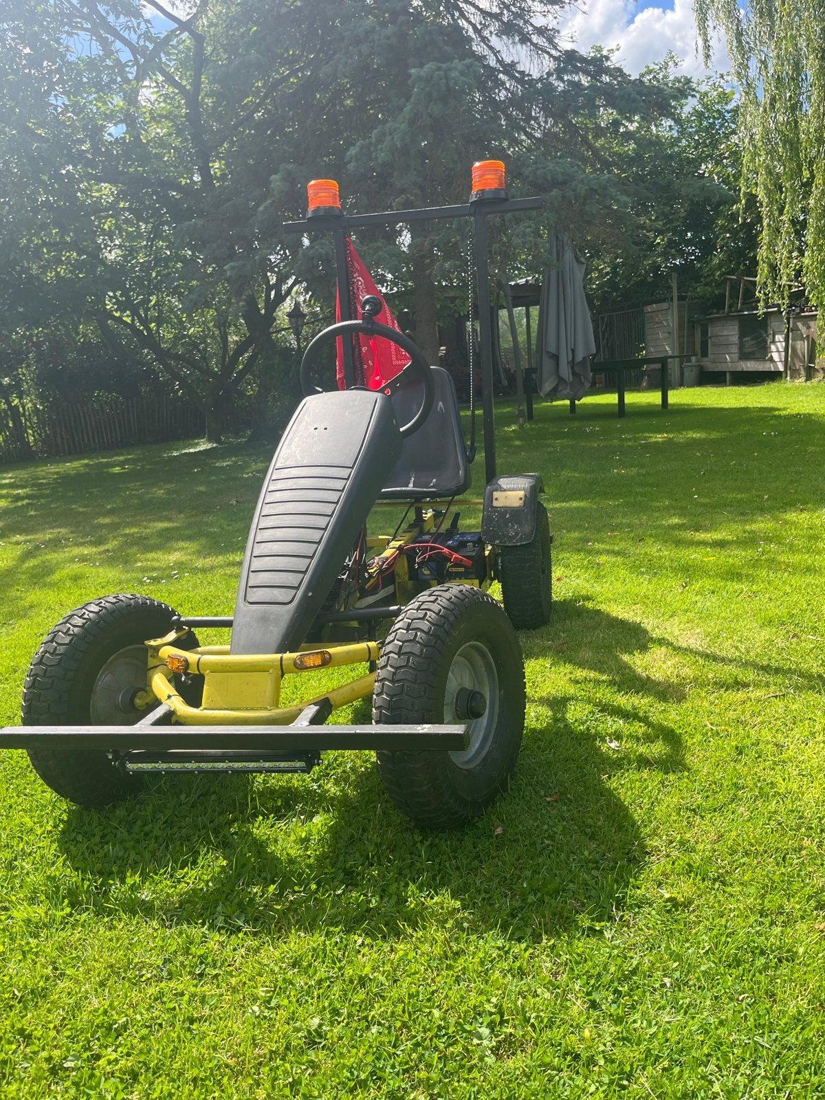 Mooie elektrische skelter met zwaailampen en toeter, Ophalen of Verzenden, Zo goed als nieuw, Berg, Motor