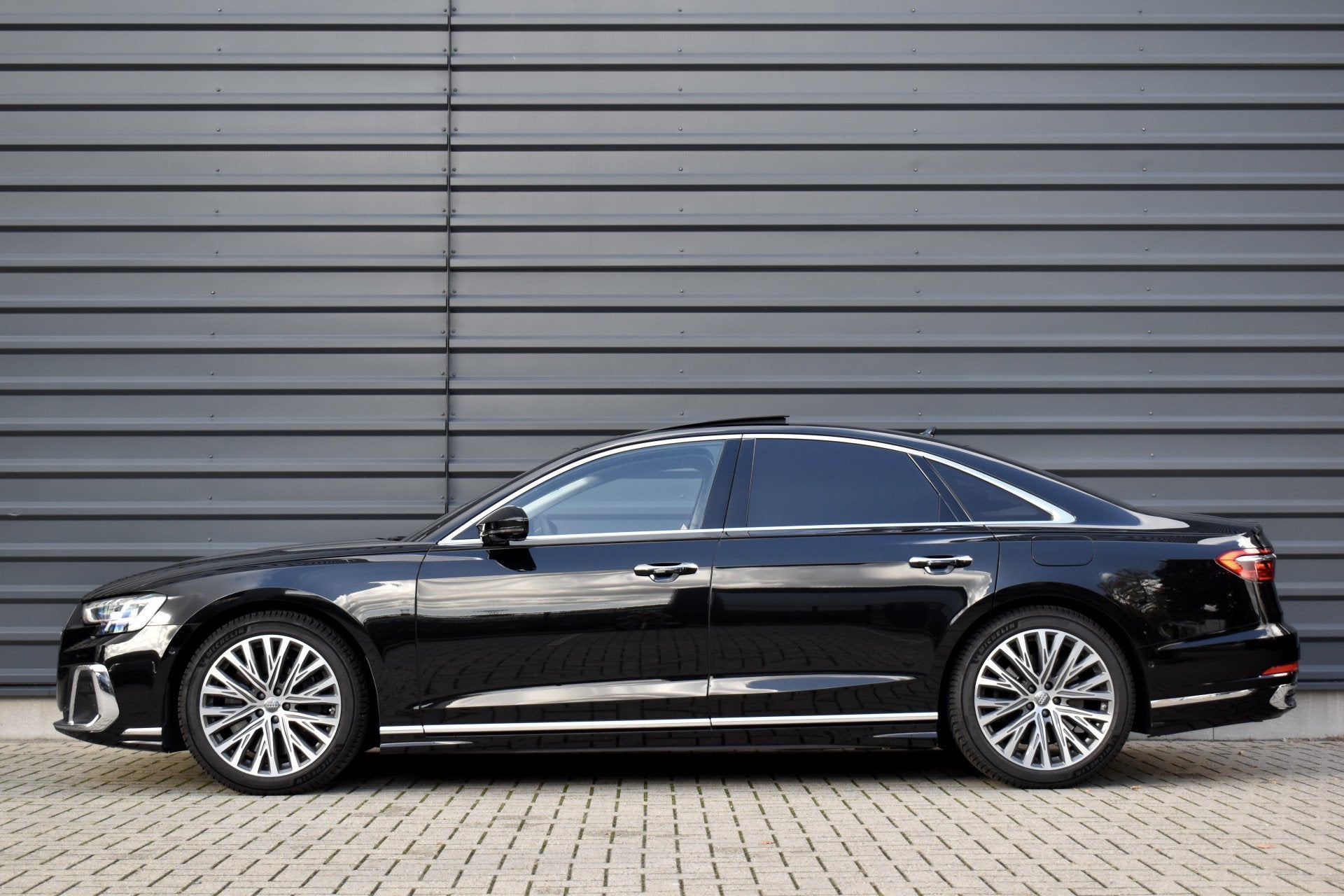 Audi A8 60 TFSI e Quattro | Panorama | TV-schermen | Massage, Auto's, Automaat, Dealer onderhouden, 14 kWh, Gebruikt