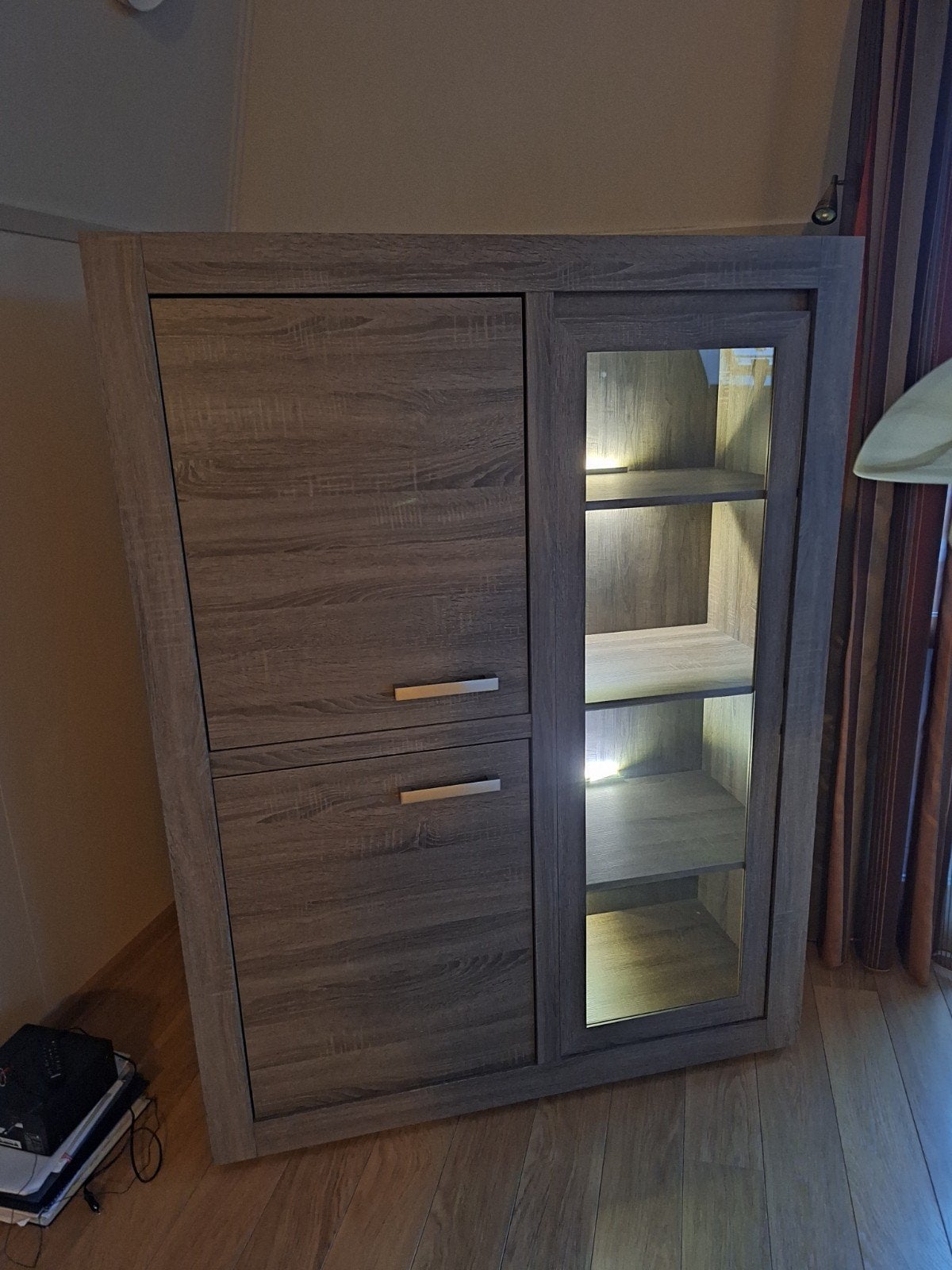 Moderne kast met verlichting en glazen deur, Huis en Inrichting, Ophalen, Met deur(en), 100 tot 150 cm, Overige houtsoorten