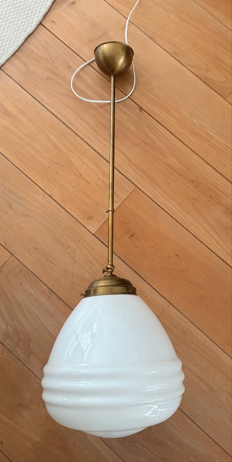 Vintage hanglamp met opaline glazen kap en messing details, Ophalen of Verzenden, Gebruikt, Glas, E27 (groot)