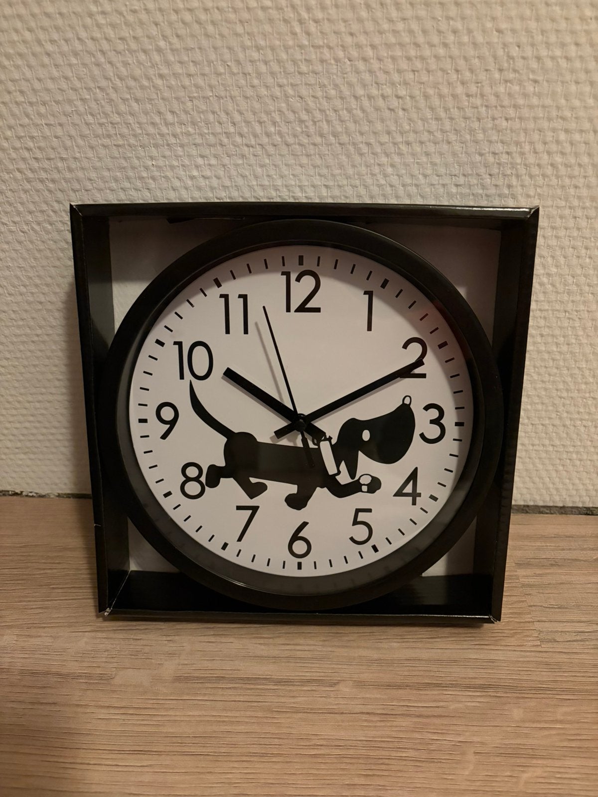 Wandklok (20 cm) met vrolijke teckel als Takkie, Wandklok, Analoog, Nieuw, Ophalen of Verzenden
