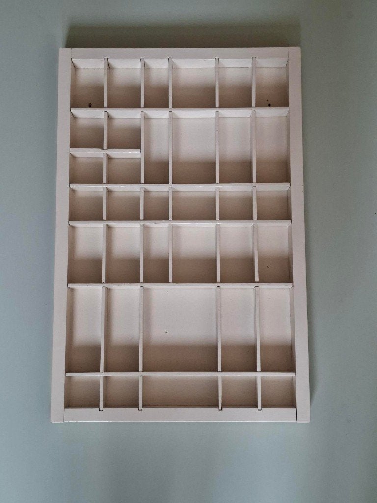 vintage witte letterbak vakjeskast wandrek retro industrieel, Gebruikt, Decoratieobject, Ophalen of Verzenden, 52 cm